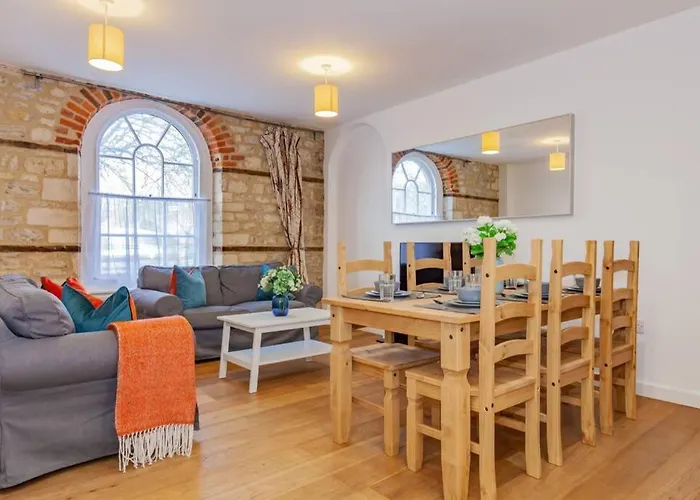 Unique And Quirky Central Apartment With Parking