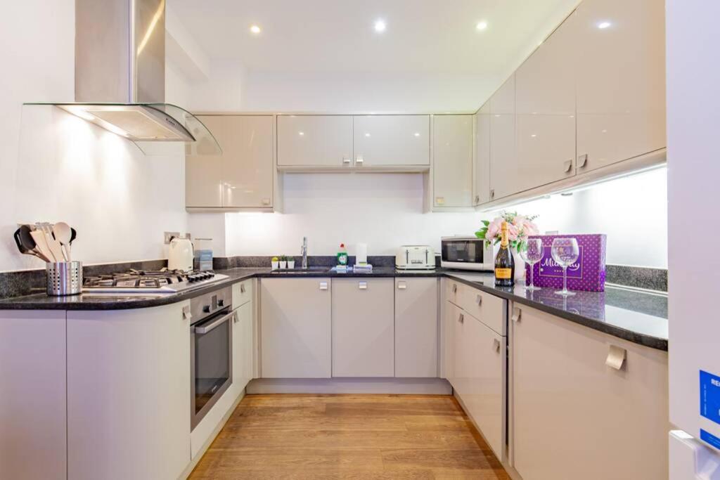Unique And Quirky With Parking Apartment *