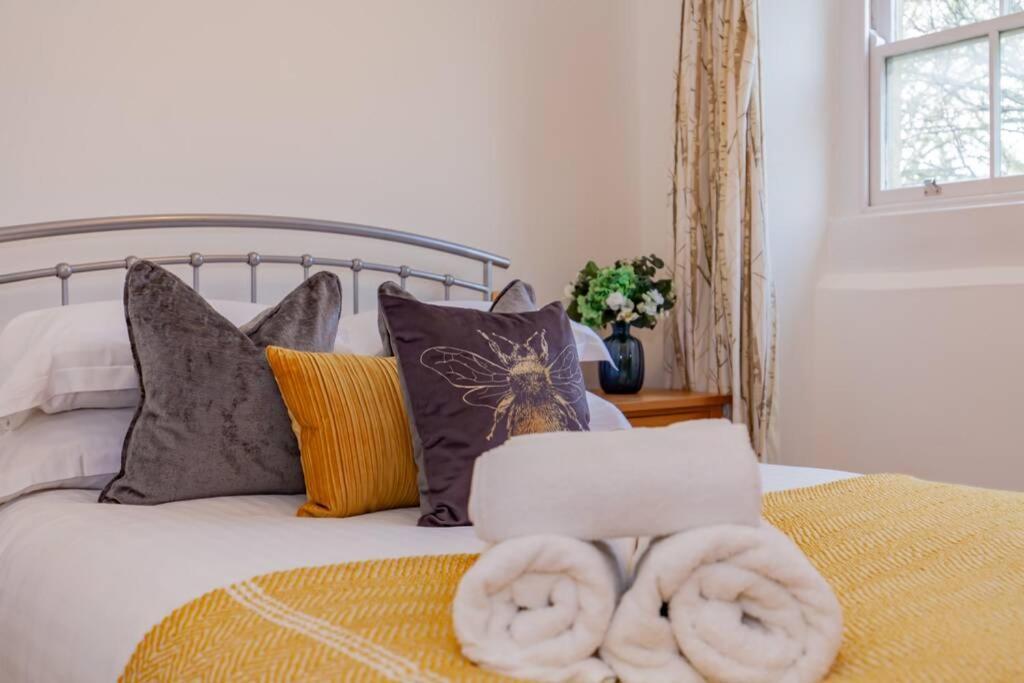 Unique And Quirky With Parking Apartment