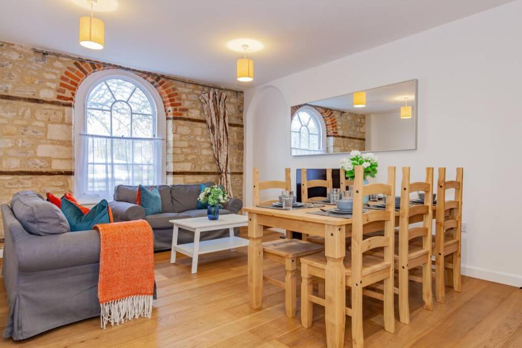 Unique And Quirky With Parking Apartment
