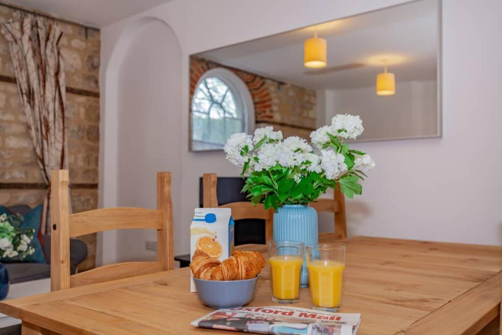 Unique And Quirky With Parking Apartment *